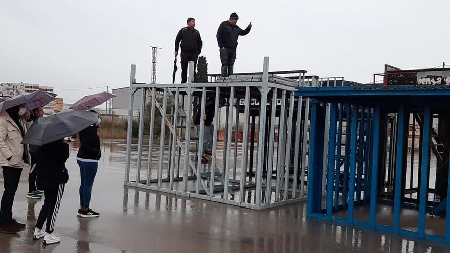 Los peñistas comprobaron, pese a la lluvia, el estado de los cadafals, después de tres años sin montarse en el recinto de la vila.