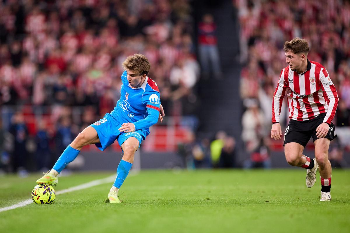 Pablo Barrios of Atletico de Madrid competes for the ball with Mikel Jaureguizar of Athletic Club during the LaLiga EA Sports match between Athletic Club and Atletico de Madrid at San Mames on December 6, 2025, in Bilbao, Spain. AFP7 06/12/2025 ONLY FOR USE IN SPAIN. Ricardo Larreina / AFP7 / Europa Press;2025;SPAIN;SPORT;ZSPORT;SOCCER;ZSOCCER;Athletic Club v Atletico de Madrid - LaLiga EA Sports;