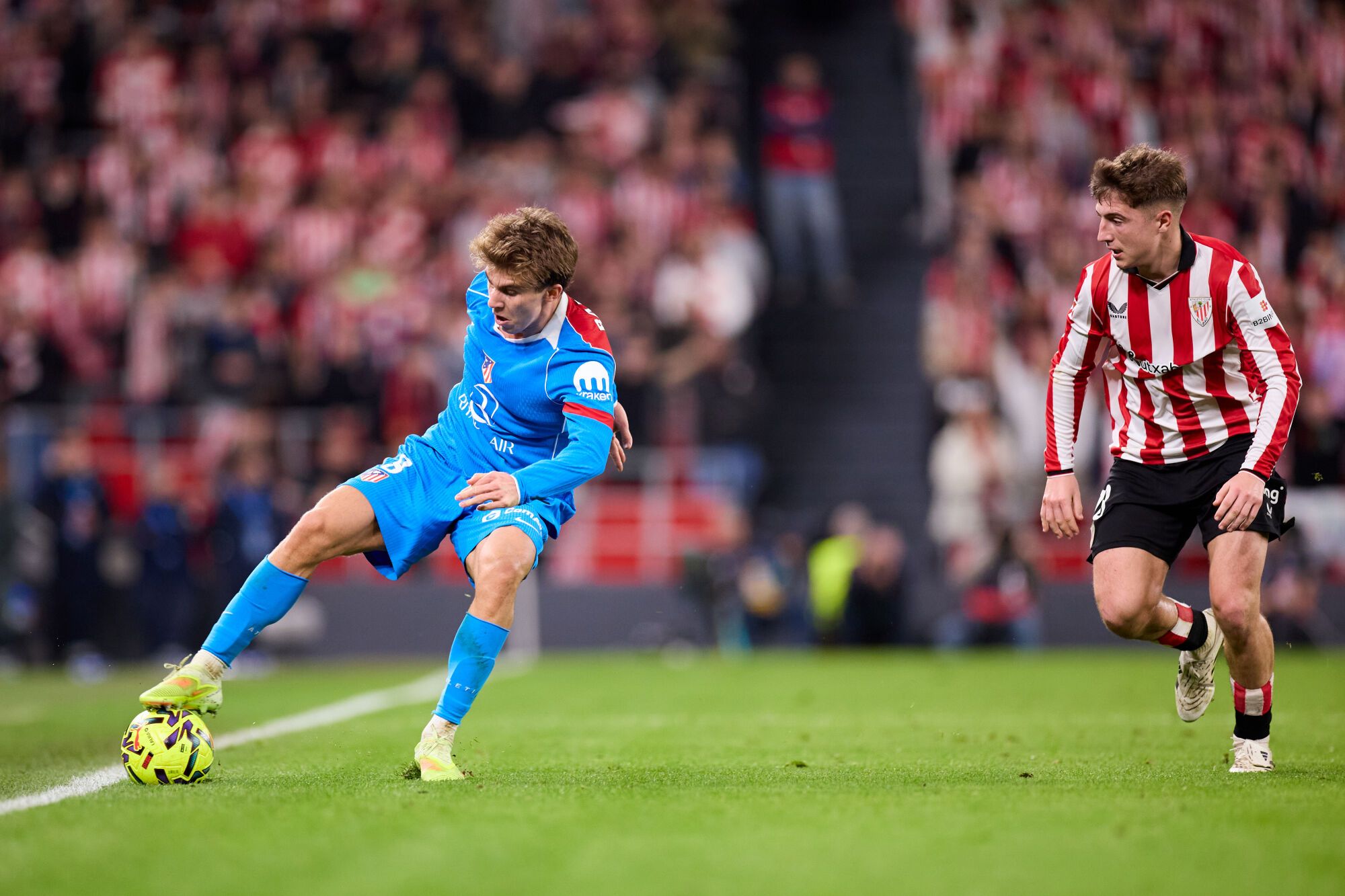 Pablo Barrios of Atletico de Madrid competes for the ball with Mikel Jaureguizar of Athletic Club during the LaLiga EA Sports match between Athletic Club and Atletico de Madrid at San Mames on December 6, 2025, in Bilbao, Spain. AFP7 06/12/2025 ONLY FOR USE IN SPAIN. Ricardo Larreina / AFP7 / Europa Press;2025;SPAIN;SPORT;ZSPORT;SOCCER;ZSOCCER;Athletic Club v Atletico de Madrid - LaLiga EA Sports;