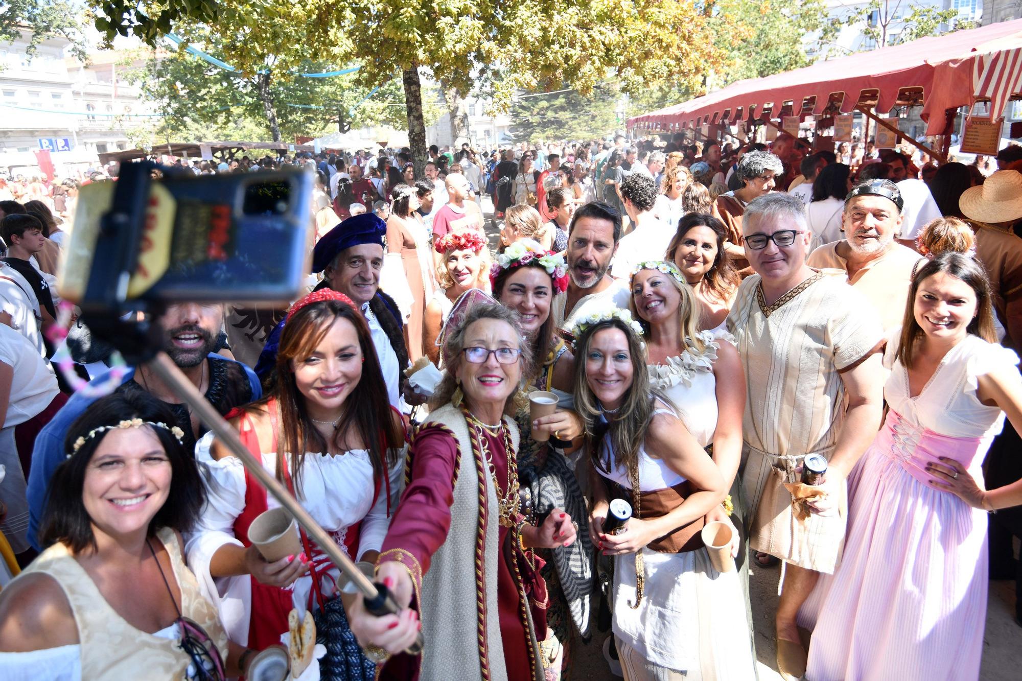 Cortesanos, bufones, damas y caballeros celebran el retorno de su señor: la Feira Franca anima Pontevedra