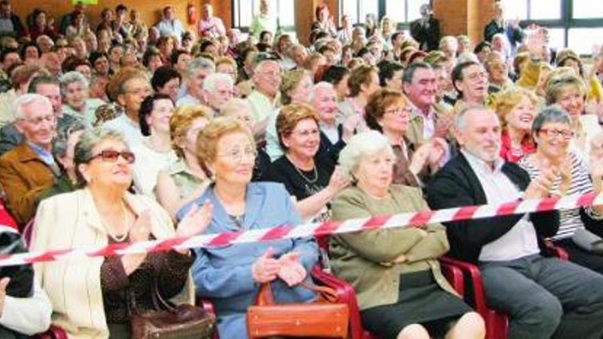 Cientos de abuelos aplauden, ayer, en las Dominicas, la actuación de los pequeños.