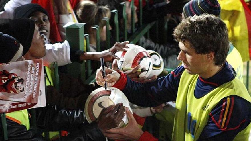 Fernando Llorente firma autógrafos, ayer, antes del entrenamiento del equipo.