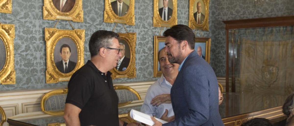 El socialista Fernando Marcos habla con el alcalde, Luis Barcala