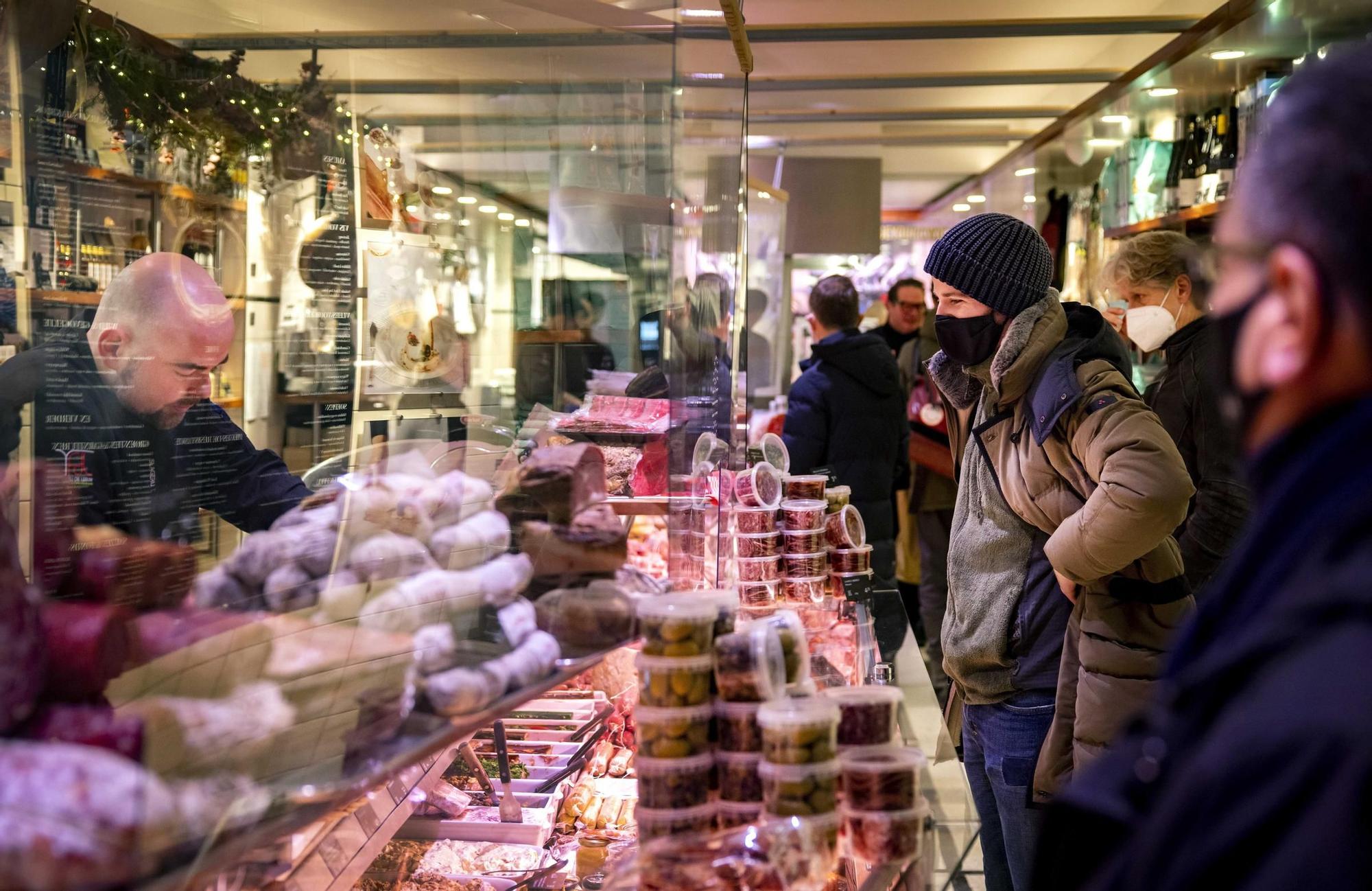 Ciudadanos holandeses se saltan el confinamiento para hacer sus últimas compras navideñas.