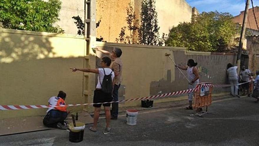 Artistas y voluntarios que colaboran en el proyecto Toro Arte Urbano preparan el muro sobre el que plasmarán la obra de Adeva.