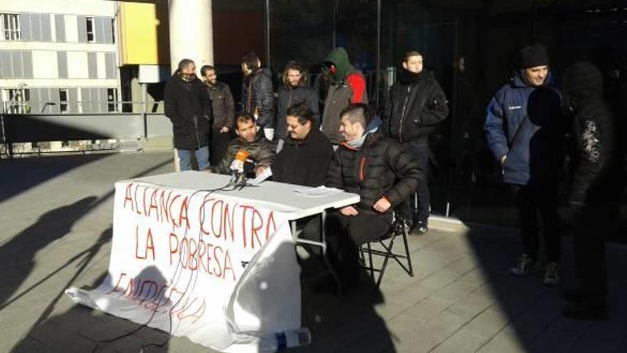 Membres de l&#039;Aliança contra la Pobresa Energètica es van concentrar ahir a les oficines d&#039;Aigües de Manresa