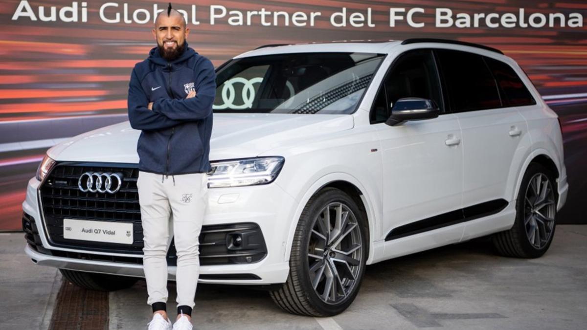 La primera plantilla del FC Barcelona recibe las llaves de sus nuevos coches. El jugador Arturo Vidal con el Q7 50 TDI quattro tiptronic.
