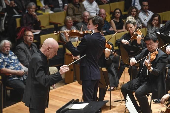 08-02-20 GENTE Y CULTURA. AUDITORIO ALFREDO KRAUS. LAS PALMAS DE GRAN CANARIA. Clausura del 36 Festival de Música de Canarias. Christoph Eschenbach dirige a la Orquesta de París con el joven violinista sueco Daniel Lozakovich.    Fotos: Juan Castro.  | 08/02/2020 | Fotógrafo: Juan Carlos Castro