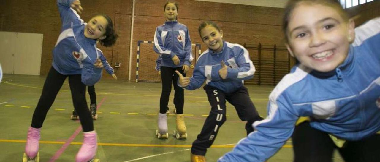 Algunas de las patinadoras, realizando un ejercicio.