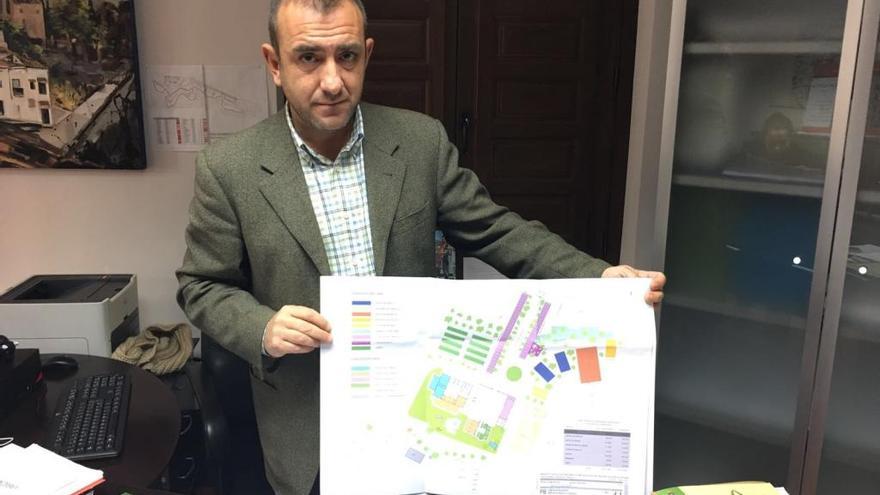 Márquez muestra el proyecto del nuevo hotel.