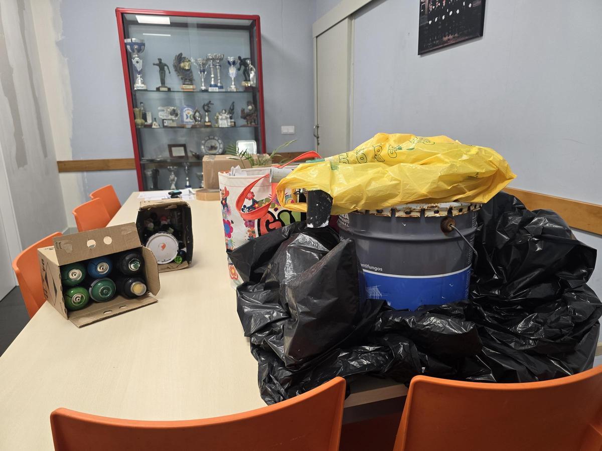 Material para pintar decomisado a las cuatro personas identificadas.