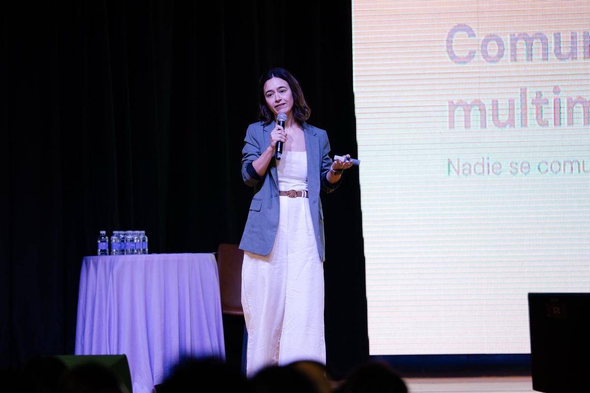 Josefina Gibbons durante una coferencia