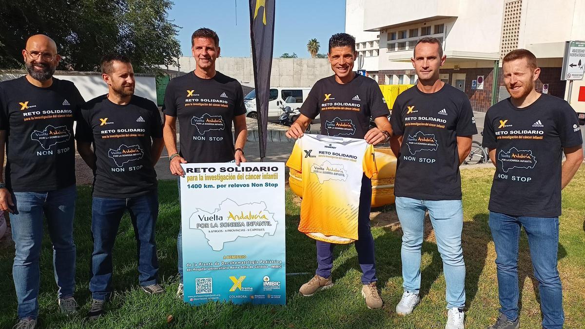 Seis de los ocho integrantes del club Abuchite Xtreme con las camisetas y el cartel promocional de la iniciativa.