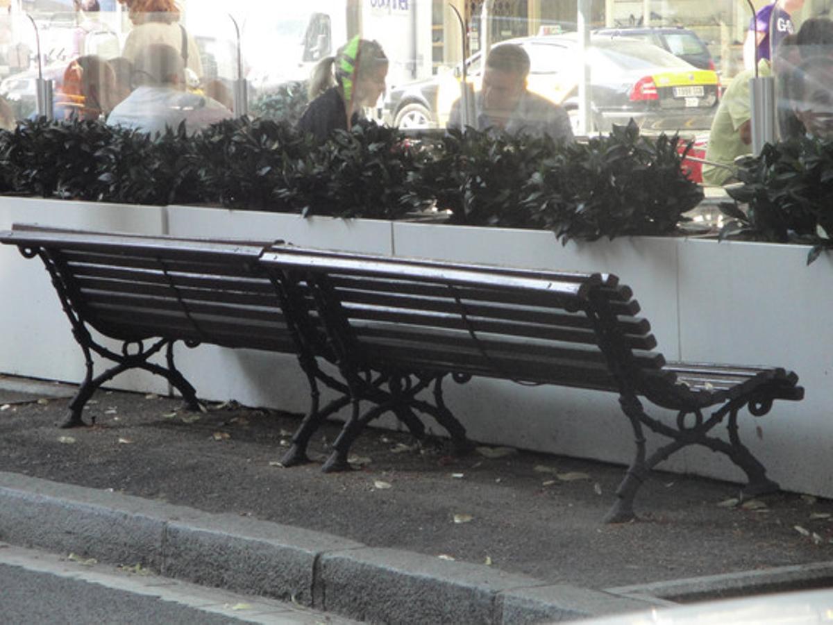 Banc difícil per seure-hi.La fotografia, feta dimecres a la rambla de Catalunya de Barcelona, davant de la Gran Via, mostra aquest peculiar banc públic en què sembla difícil poder seure-hi còmodament. Aquest antic element del mobiliari urbà va acollir al seu dia vianants cansats, però ara es troba encegat per aquests testos de la terrassa d’un restaurant, de manera que la seva funció està anul·lada.