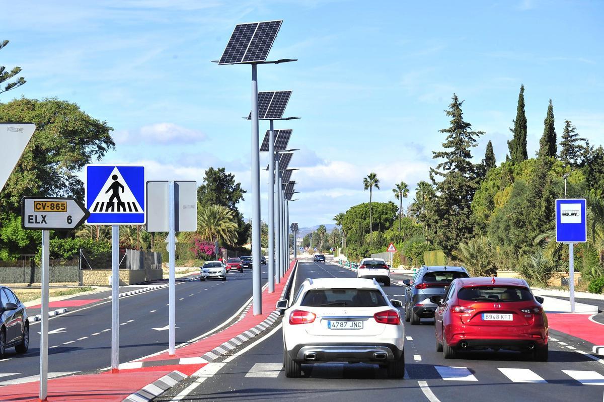 Farolas solares en la carretera de Santa Pola, modelo que a pequeña escala quiere traerse al Camp d'Elx