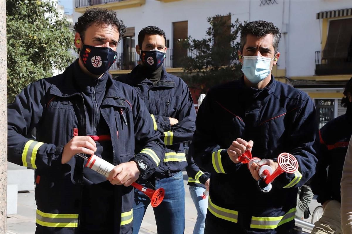 Las imágenes del pleno municipal y las protesta a la puerta del Ayuntamiento