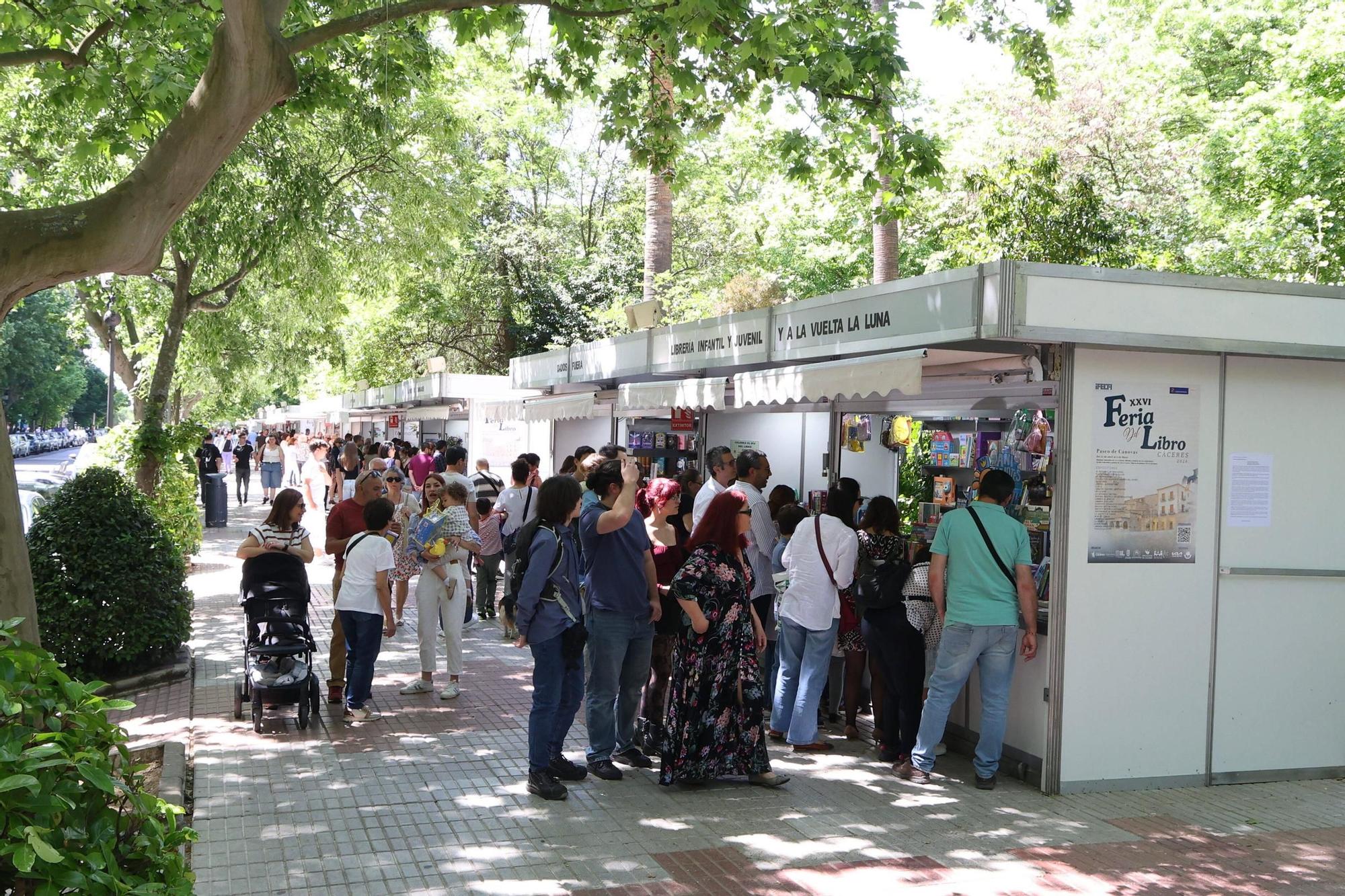 Ambiente en el paseo de Cánovas durante la Feria del Libro de Cáceres.
