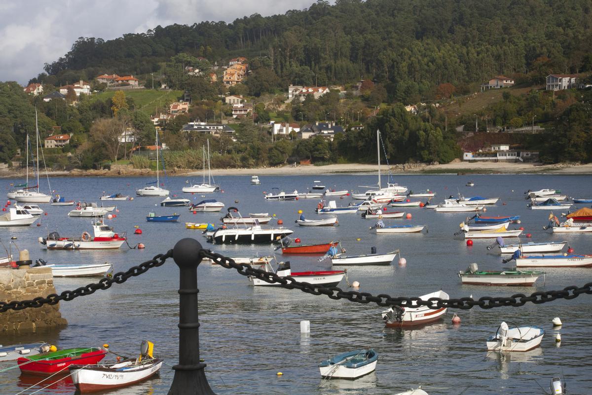 Barcos pesqueros en el puerto de Aguete, ría de Pontevedra, Galicia, España.