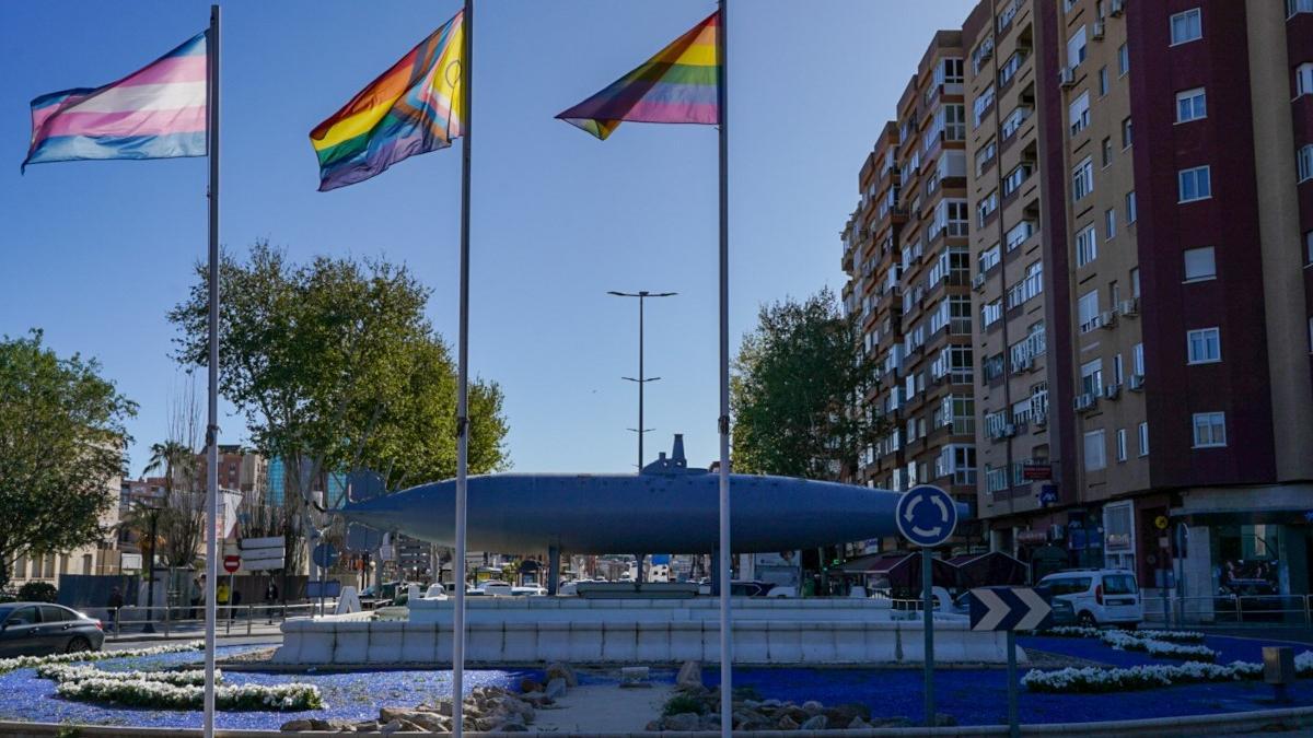 Las tres banderas colocades en la fuene del Submarino de Cartagena.