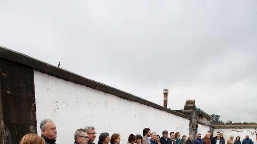 Participantes, el año pasado, en el acto de homenaje a las víctimas de la represión franquista en el cementerio de La Carriona.