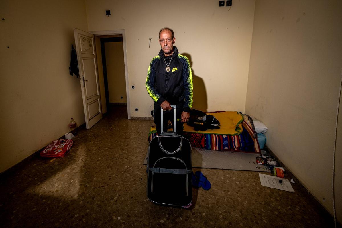 Sabadell 20/10/2025 Barcelona Area Metropolitana Desalojo inminente de los pisos ocupados de la Caserna de la Guardia Civil de Sabadell. Reportaje de las diferentes personas y familias que vivien en ella. AUTOR JORDI OTIX