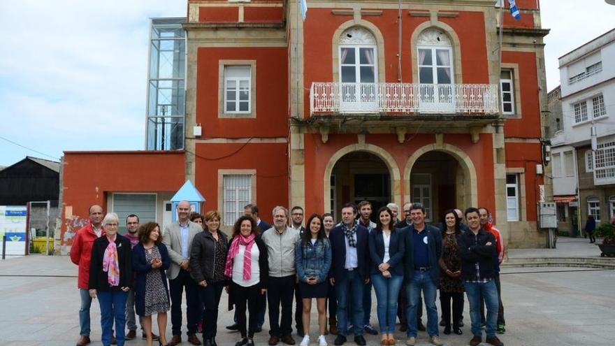 Luis Bará, en el centro (con fular), rodeado de alcaldes, ediles y militantes de O Morrazo, en la Plaza del Concello de Bueu. G.N.