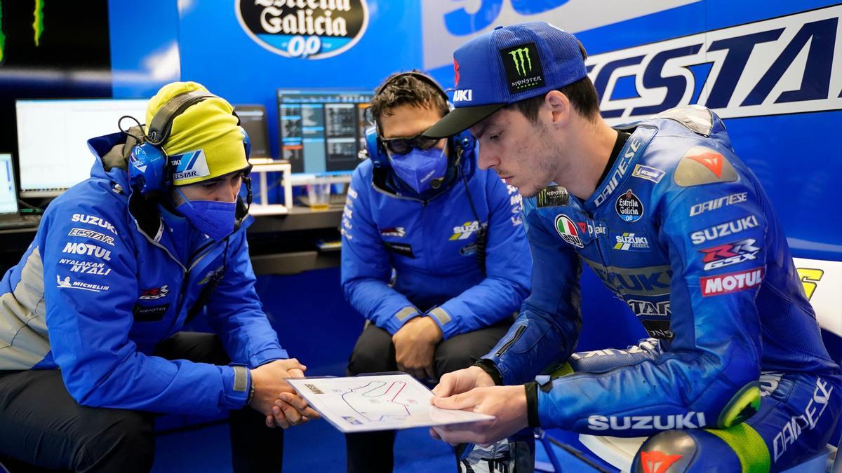 Joan Mir, esta tarde en el box de Suzuki en Le Mans