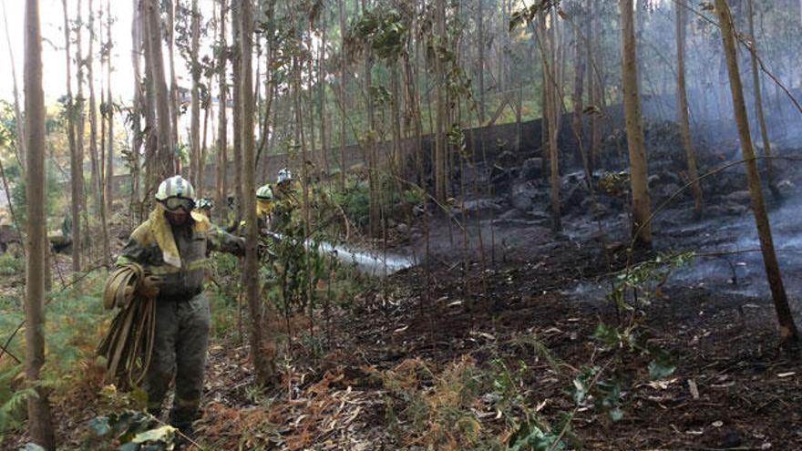 Efectivos de emergencias trabajan en la zona