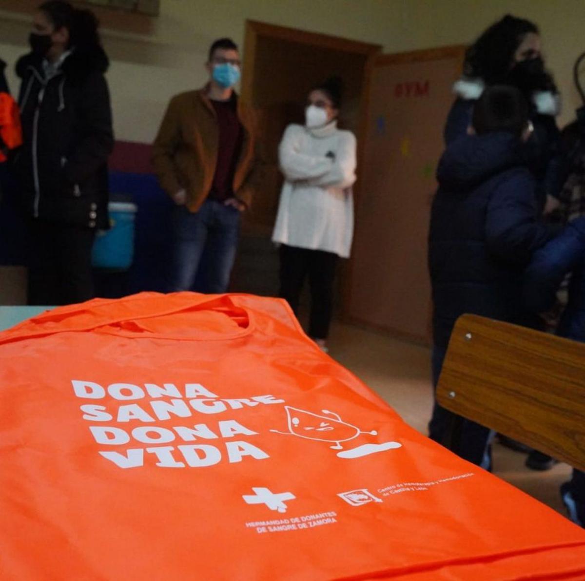 Participantes en el proyecto, esperando para hacer su donación. | J. L. F.