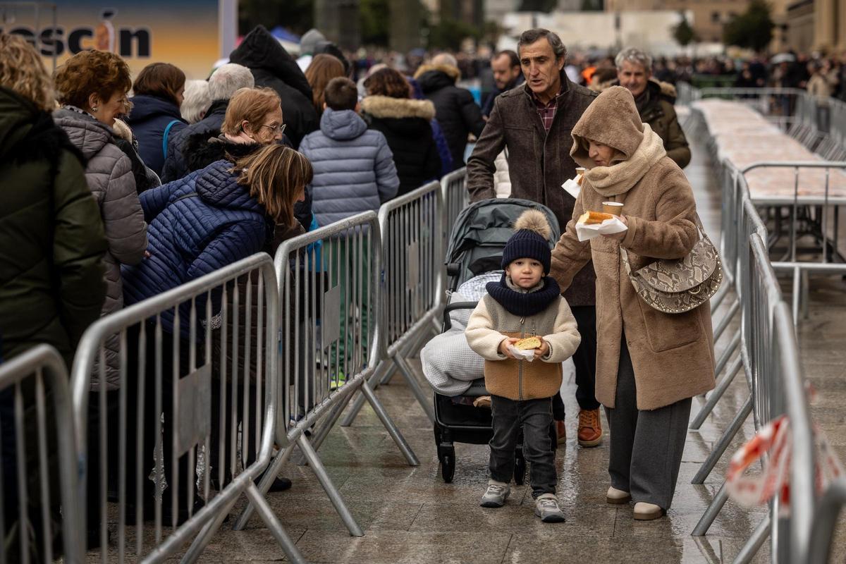 En imágenes | El Periódico de Aragón reparte roscón por San Valero en la plaza del Pilar de Zaragoza