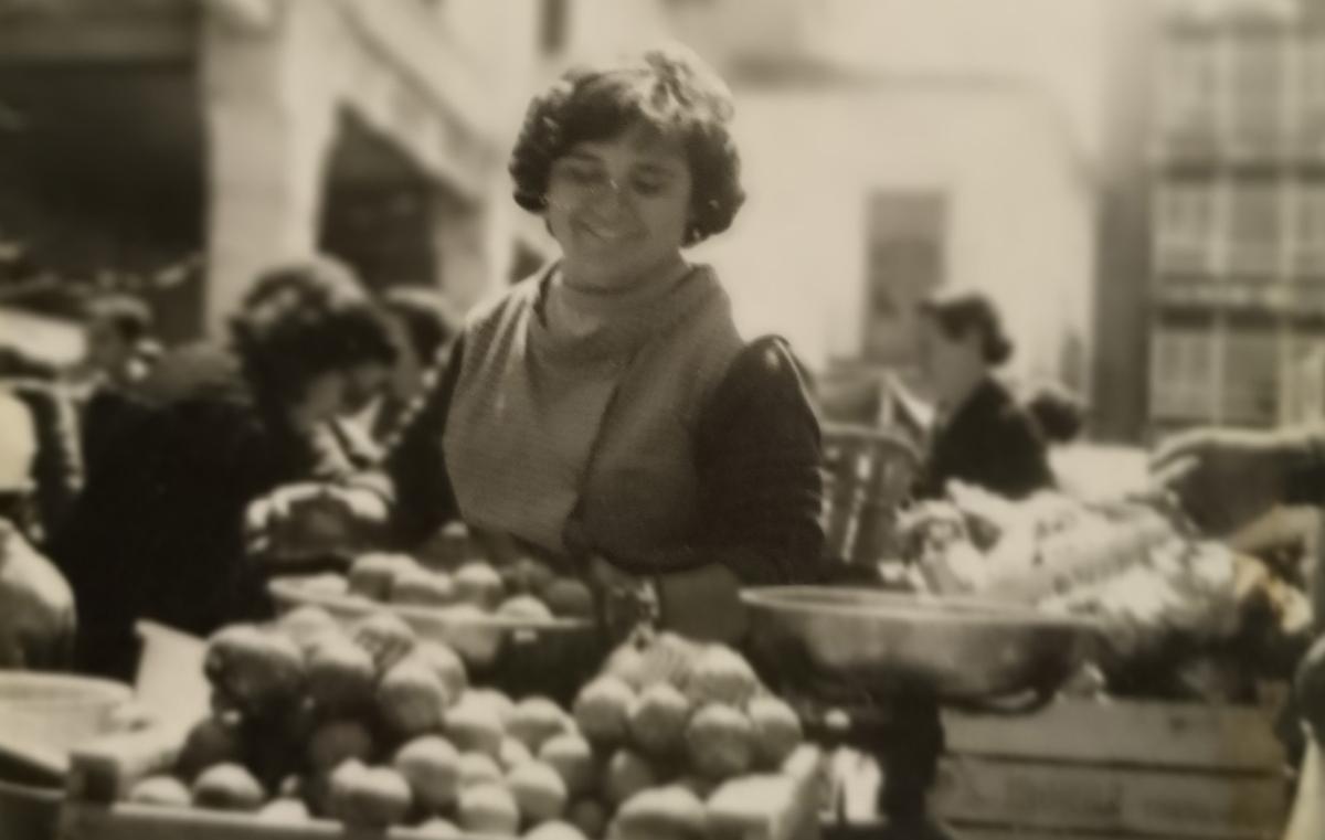 Carmen Iborra, una de les filles de “La Jauma”, atenent en els anys seixanta a la parada de la seua família al Mercat Municipal de Torrent, aleshores al porxi de la Torre.