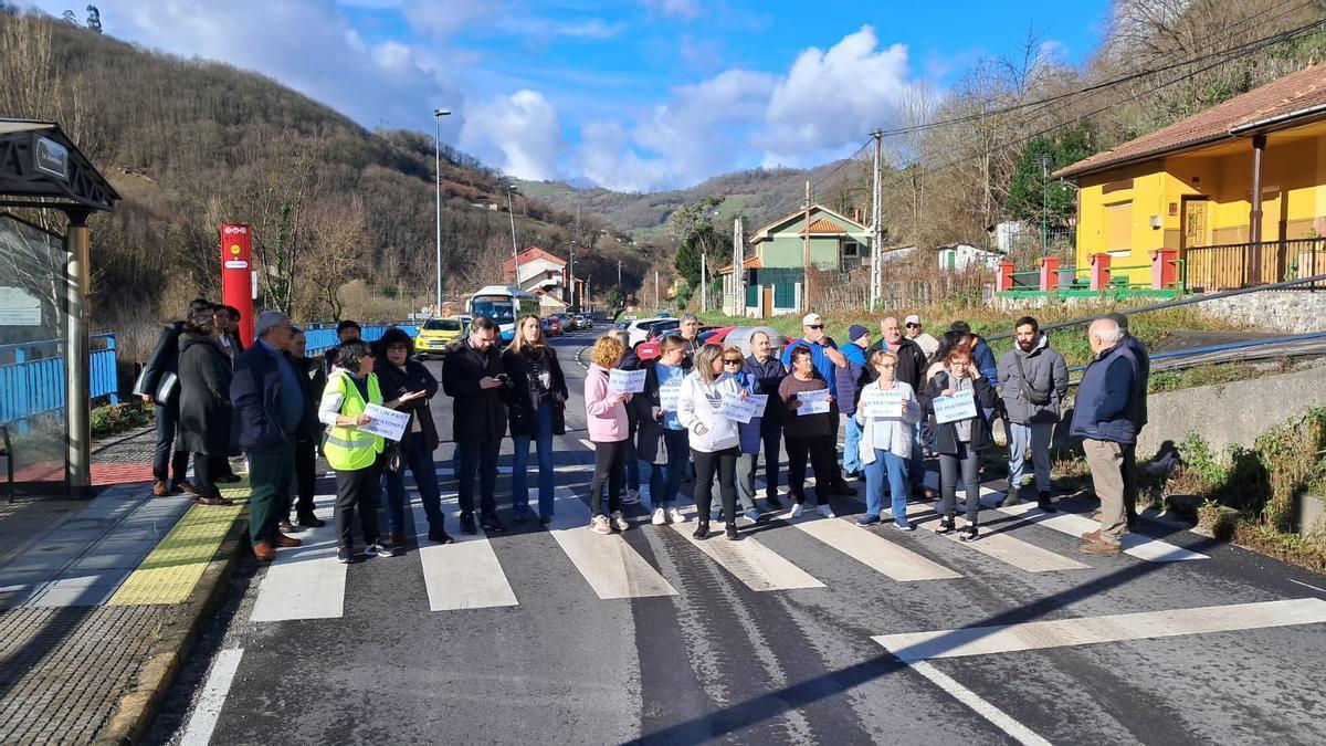 La protesta organizada por los vecinos de Figaredo, en el momento del corte de carretera.