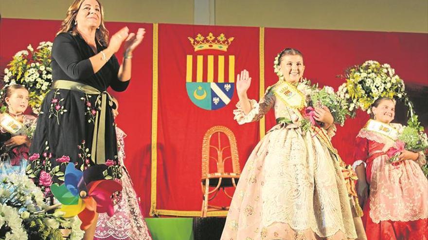 La presentación de la reina y damas marca el inicio festivo en Benicàssim