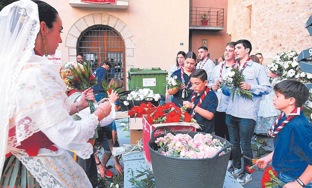 El Grupo Scout Tramuntana se encargó de diseñar el tapiz decorado con la ofrenda de flores.