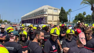 Más de 100 bomberos del Consorcio piden la dimisión de Avelino Mascarell en las fiestas de Xeraco