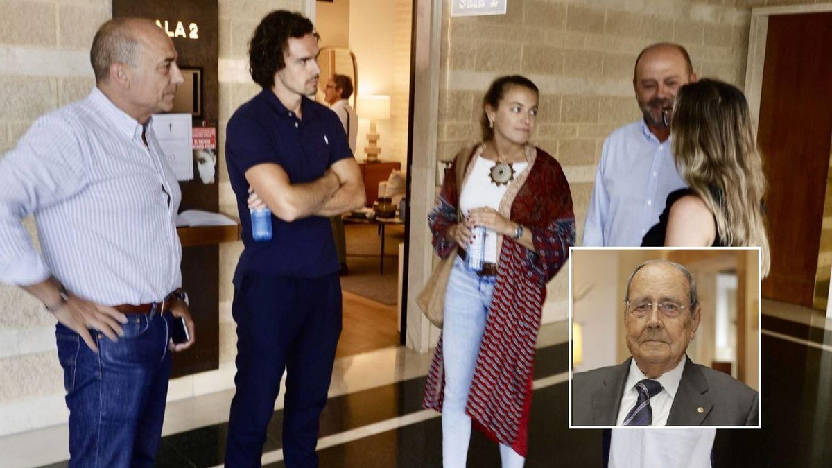 Por la izquierda, Pedro Fanego, Pelayo Suárez, Nuria Fanego, Juan Fanego y Paula Menéndez, ayer, en la capilla ardiente instalada en el Tanatorio de Cabueñes, en Gijón; en el recuadro, Pedro Fanego Valle.