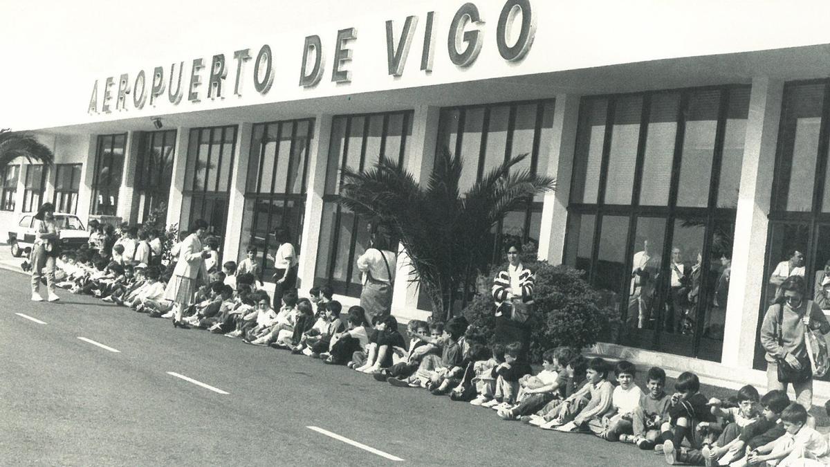 Una visita escolar al aeropuerto de Vigo en los años 70.