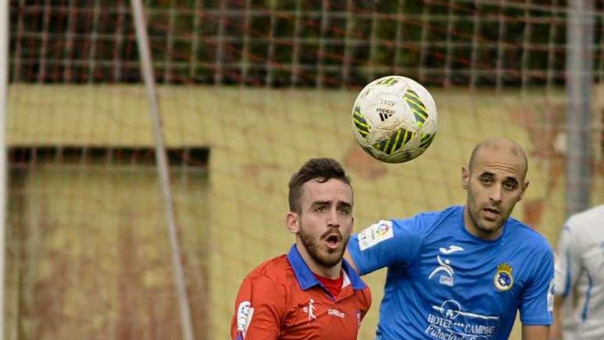 Cris, jugador del Ceares, se dispone a controlar el balón ante un jugador del Urraca.