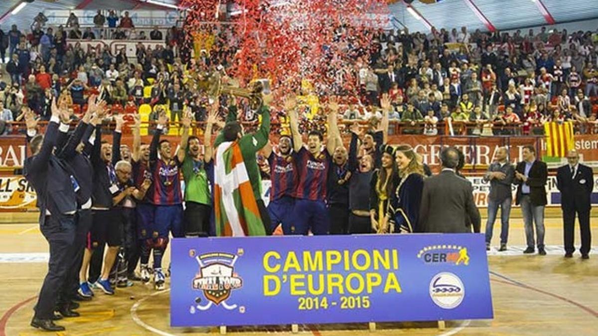 La plantilla y los técnicos del FC Barcelona de hockey patines levantan su 21ª Copa de Europa