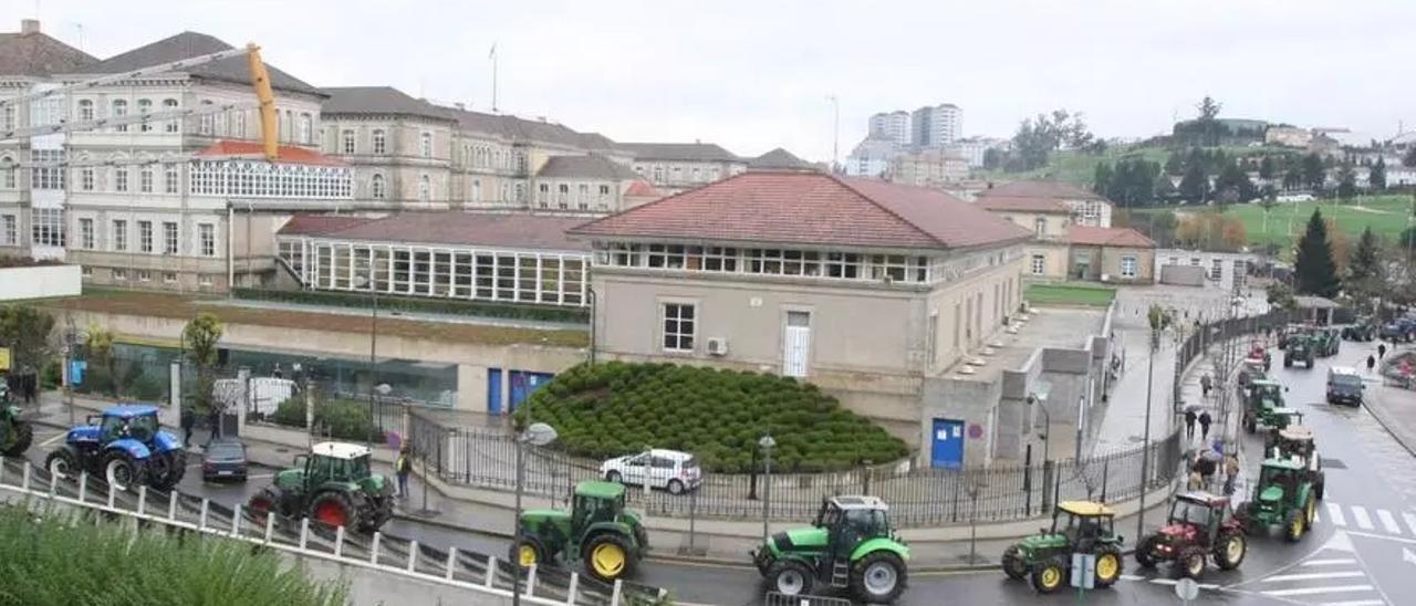 Tractores rodeando el edificio de la Xunta en San Caetano durante una protesta anterior.