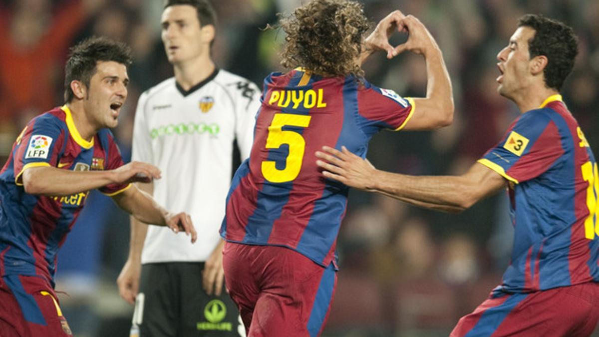 Puyol dibuja un corazón con sus manos tras el gol del triunfo.