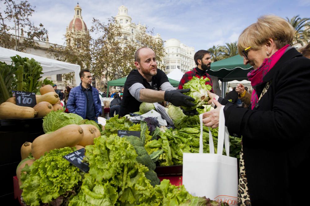 Mercado ecológico en la plaza del Ayuntamiento de Valencia