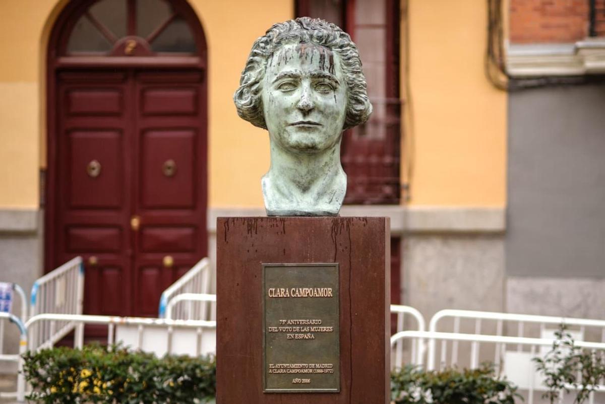 El busto que homenajea a Clara Campoamor en la Plaza de la Guardia de Corps aparece vandalizado.