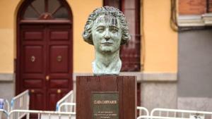 El busto que homenajea a Clara Campoamor en la Plaza de la Guardia de Corps aparece vandalizado.
