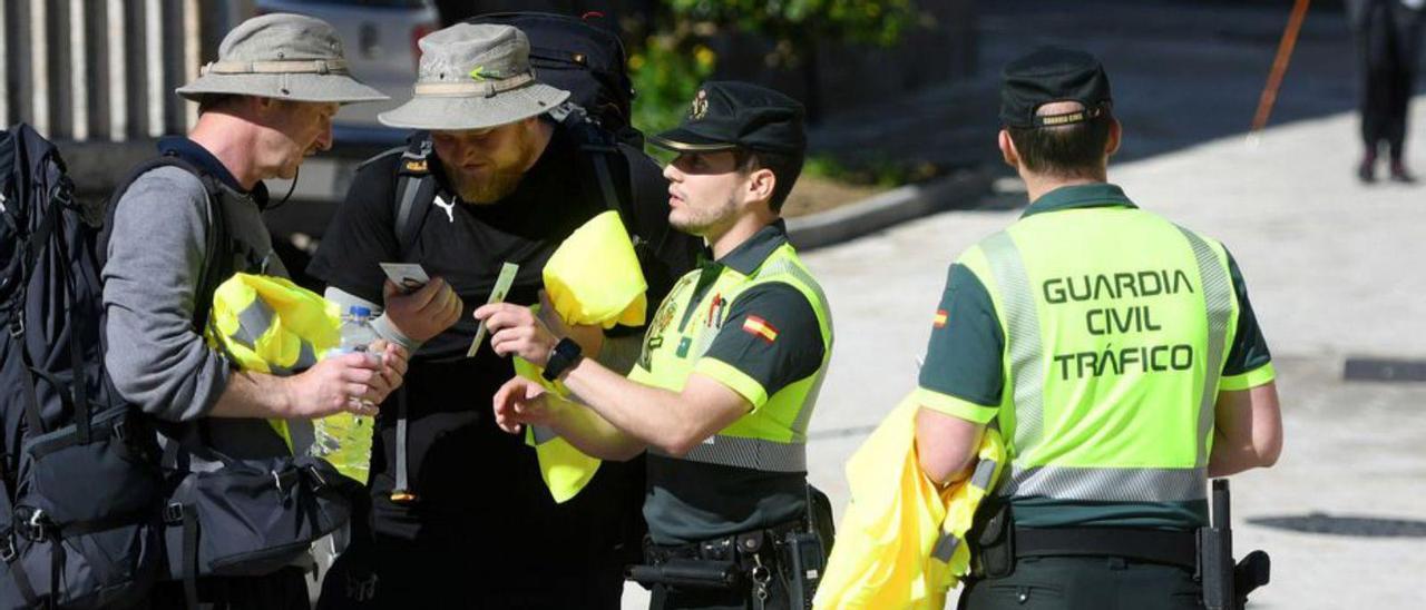 La Guardia Civil regala chalecos reflectantes