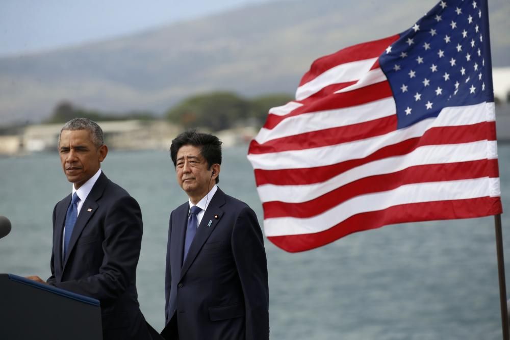 Obama y Shinzo Abe visitan Pearl Harbor