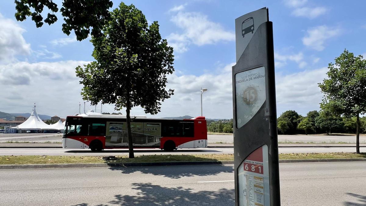 Un autobús de Emtusa por Marina Civil.