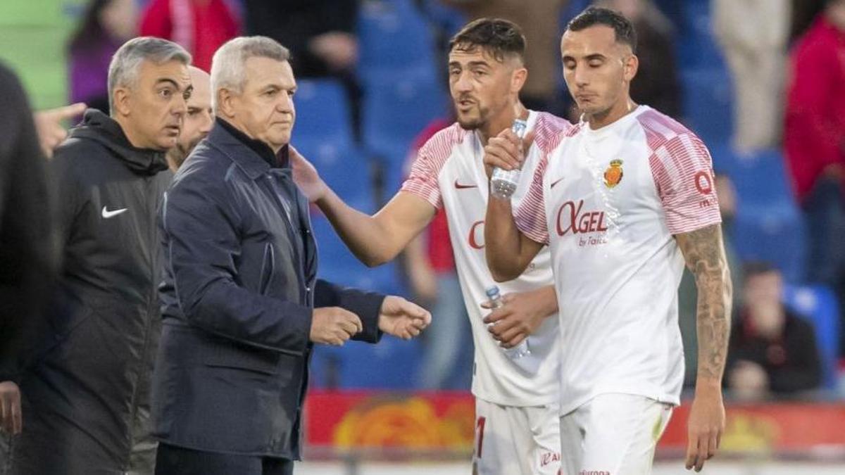 Javier Aguirre, técnico del Real Mallorca, da instrucciones a sus jugadores.