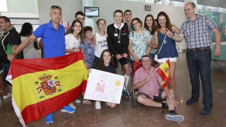 Raquel Carrera, del Celta Zorka, rodeada de familiares y amigos ayer en Peinador. // José Lores