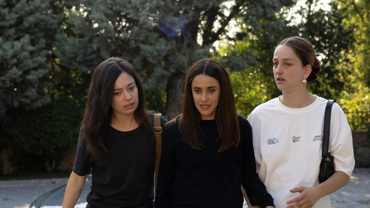 Anna Castillo, Macarena García y Laura Weissmahr, en ‘Se tiene que morir mucha gente’.